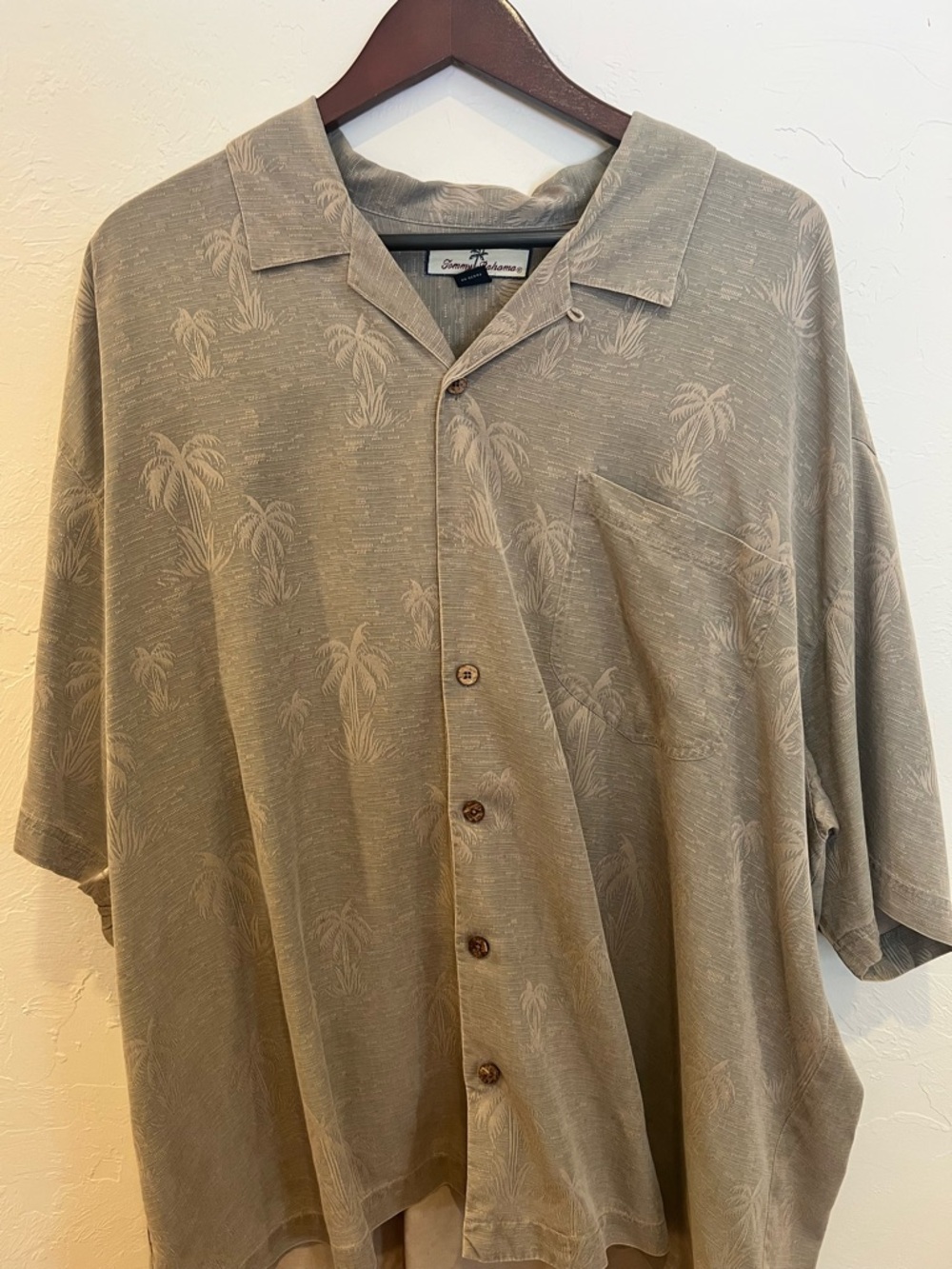 Men’s Tommy Bahama Silk Palm Print Camp Shirt in Olive. XXL. Like New.